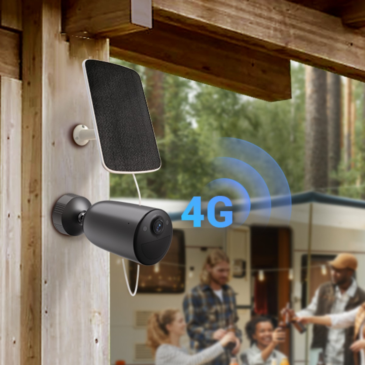 Czarna kamera bezpieczeństwa i panel słoneczny zamontowane na drewnie. Ikona sygnału 4G. Ludzie w tle w pobliżu kampera.