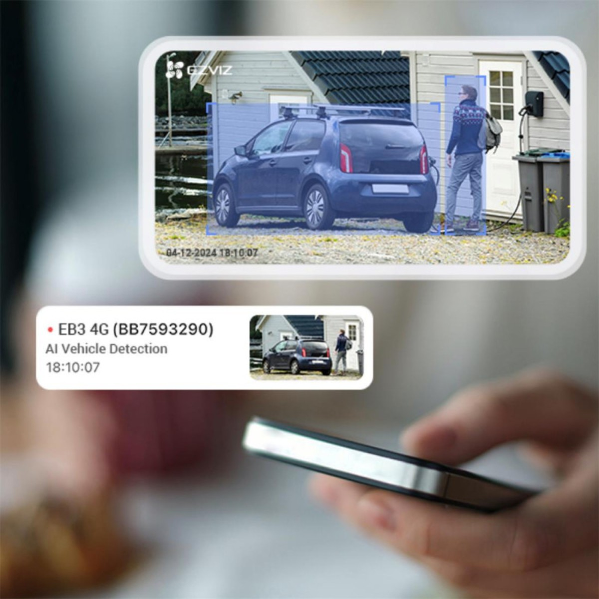 Osoba stoi w pobliżu niebieskiego samochodu zaparkowanego przed domem. Telefon wyświetla powiadomienie z kamery bezpieczeństwa.