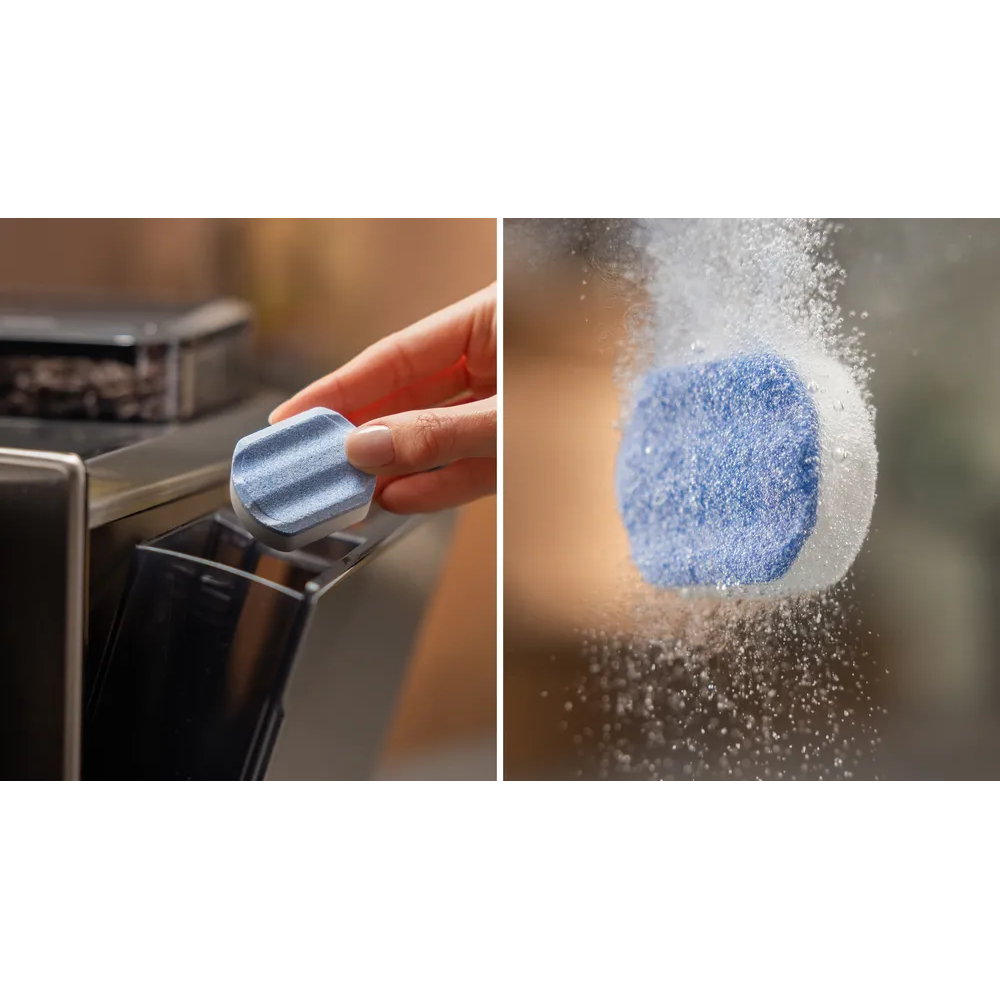 Una mano mette una pastiglia blu per lavastoviglie in un dispenser. L'altra immagine mostra una pastiglia che si scioglie con spruzzi d'acqua.