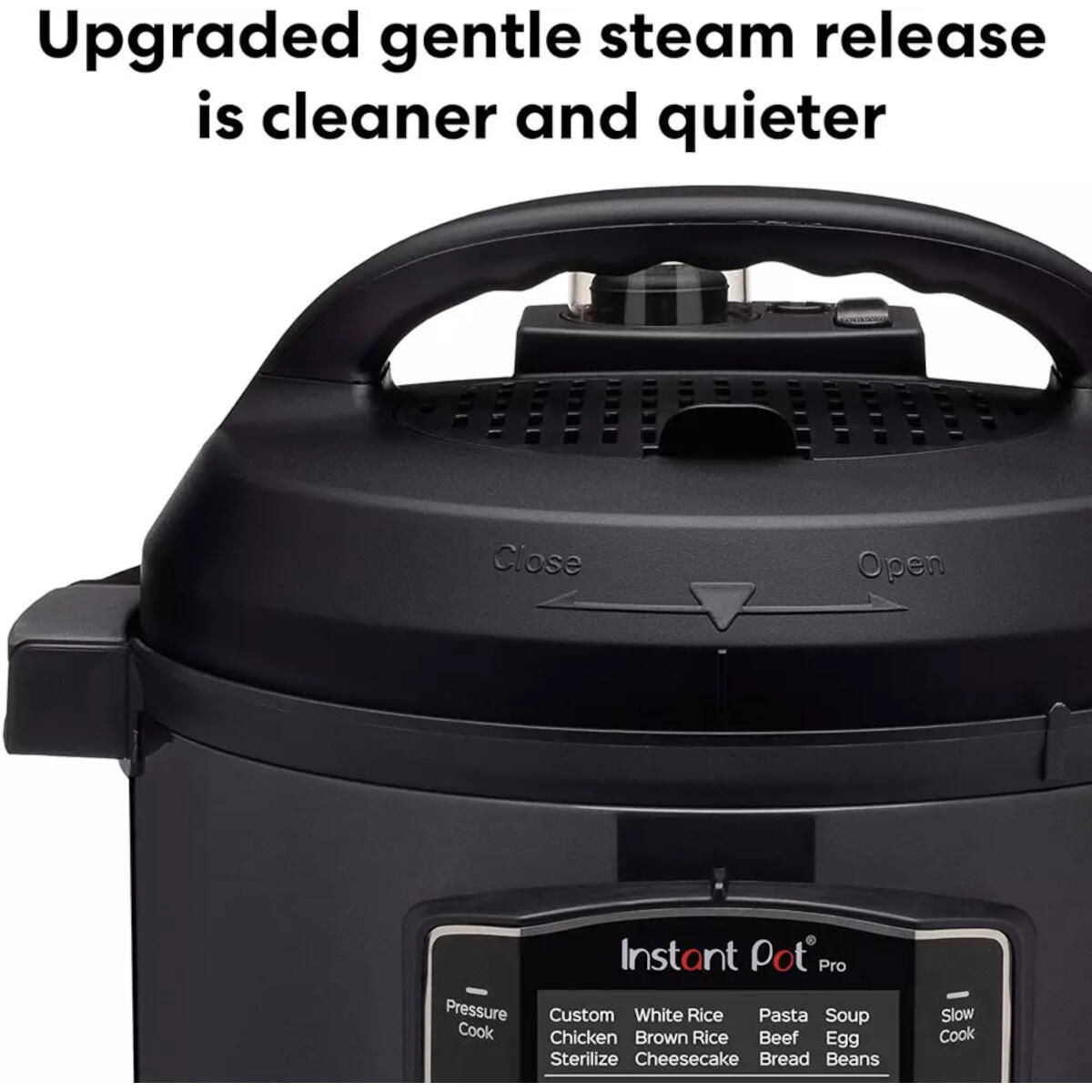 Een zwarte Instant Pot Pro met handvat, bedieningspaneel en tekst die de stoomafgiftefuncties aangeeft. Tekst: 'Zachte stoomafgifte'.