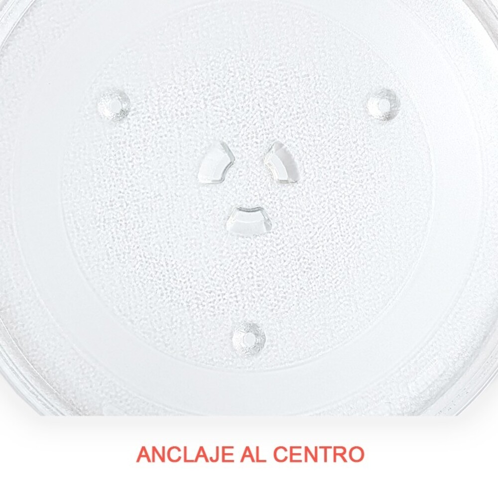 Una placa de microondas de vidrio transparente con superficie texturizada, tres pequeños pies y tres pequeños orificios.