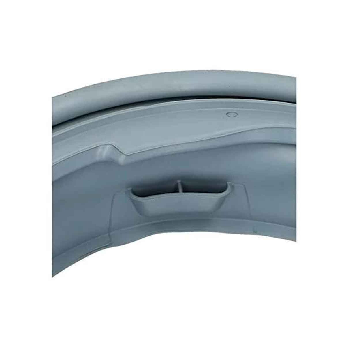 Primer plano de un sello de puerta de lavadora gris. Un pequeño compartimento es visible en la parte inferior. El sello se curva.