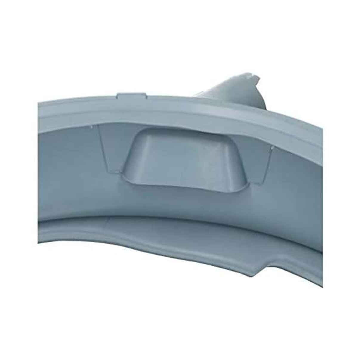 Primer plano de un componente de plástico azul claro. Presenta un borde curvo, una hendidura rectangular y una sección puntiaguda elevada.