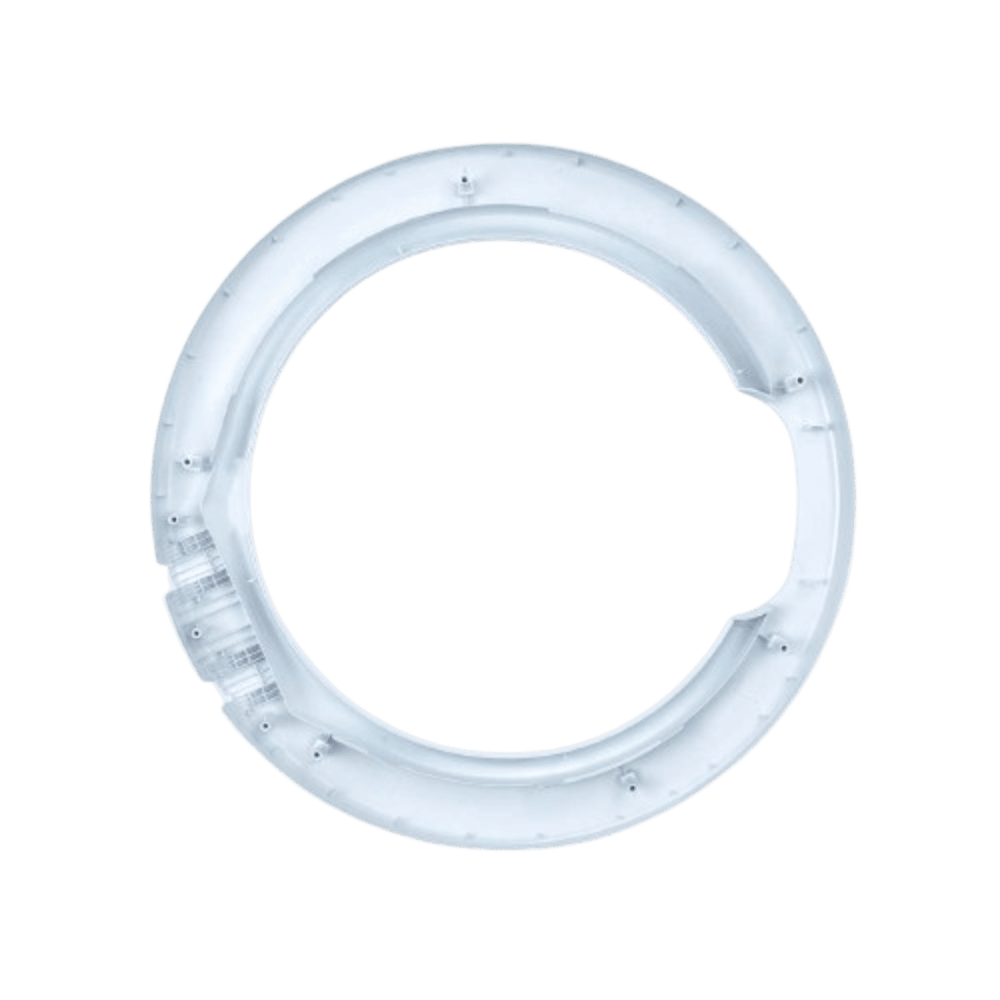Un componente circular de plástico blanco translúcido con una sección faltante, sobre un fondo verde. Tiene pequeños agujeros.