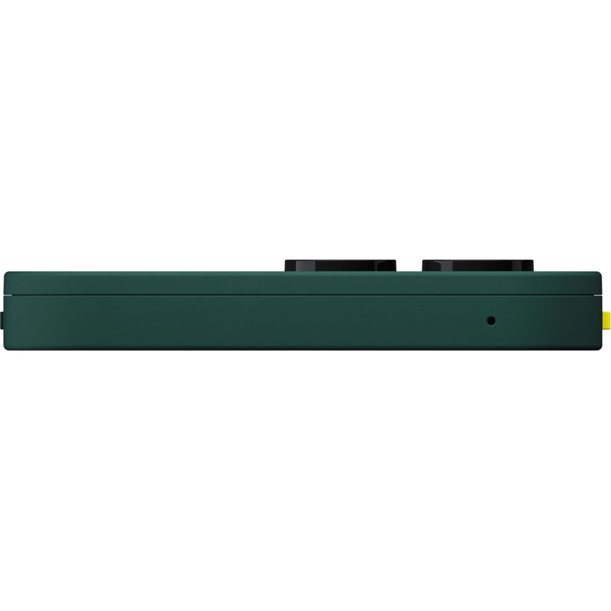 Un dispositivo rettangolare verde scuro con due manopole nere. Un pezzo giallo è sul lato destro. Un piccolo foro è visibile.