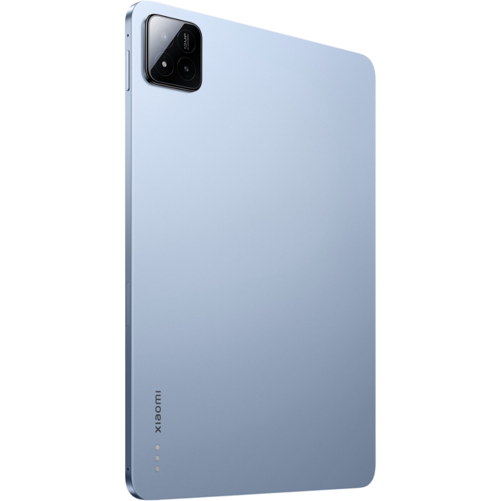 Açık mavi Xiaomi tablet, açılı görünüm. Sol üstte bir kamera modülü ve yan tarafta dikey olarak Xiaomi logosu bulunur.
