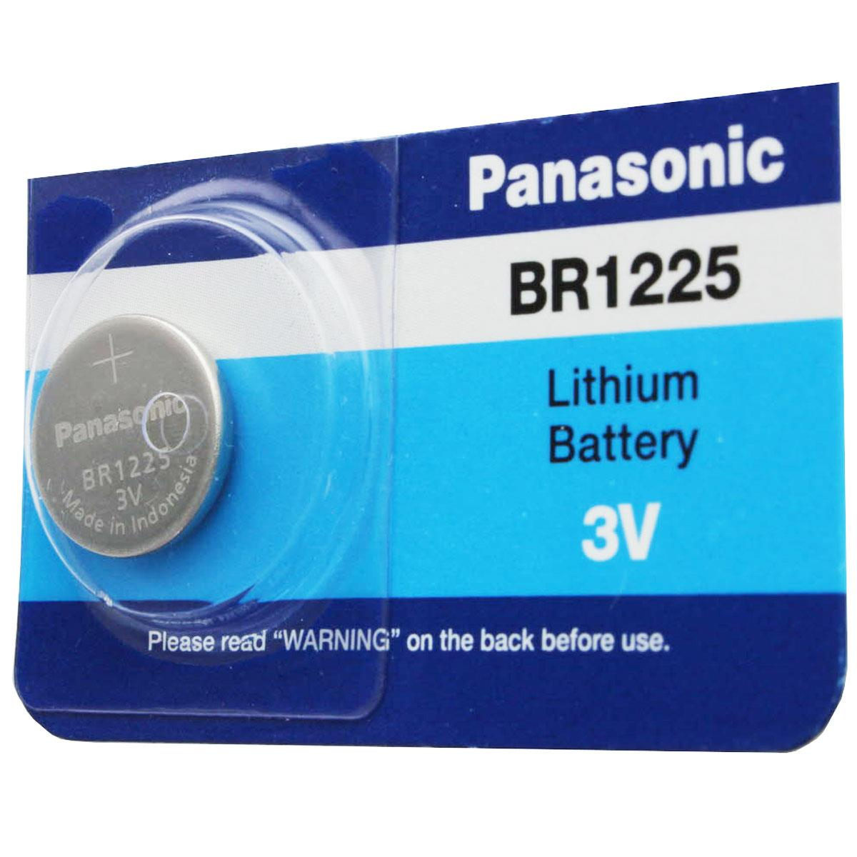 Eine Panasonic BR1225 Lithiumbatterie befindet sich in einer blau-weißen Verpackung. Es ist eine 3V-Batterie, hergestellt in Indonesien. Die Verpackung enthält Warnhinweise.