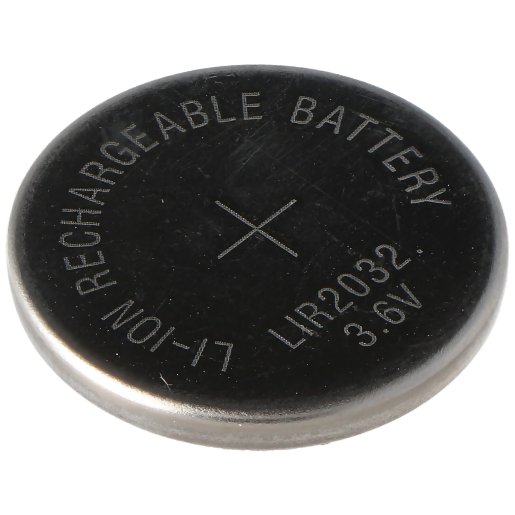 Gümüş kenarlı yuvarlak, siyah şarj edilebilir lityum pil. 'RECHARGEABLE BATTERY' ve 'LIR2032 3.6V' yazıları mevcut.