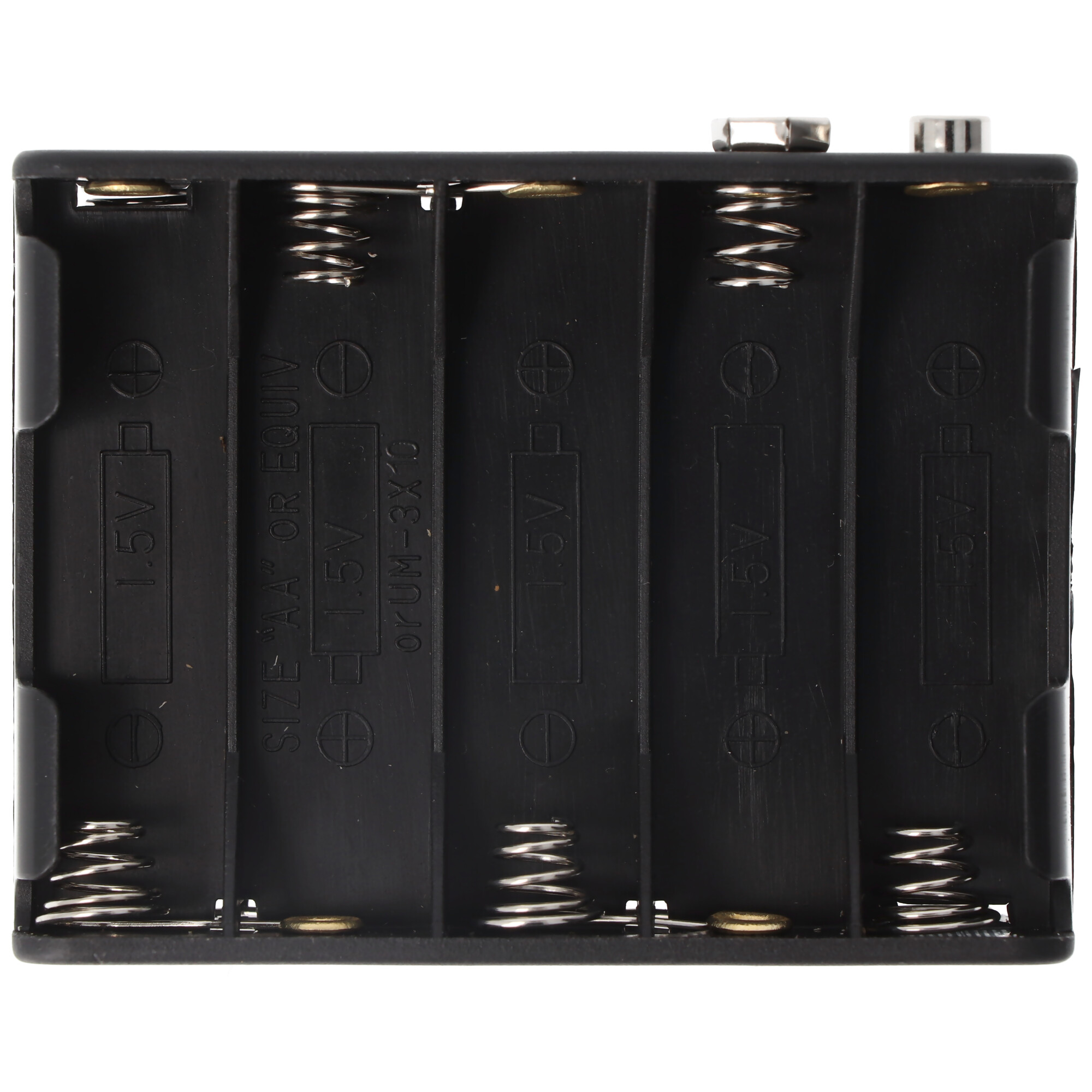 Beş yuvalı siyah bir pil tutucu. Her yuvada metal bir yay var. İşaretler 1,5V ve pil tipini gösterir.