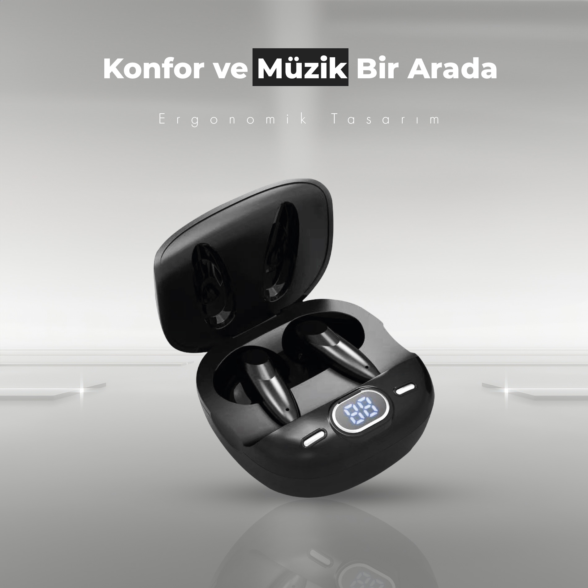 Açık şarj kutusunda siyah kablosuz kulaklıklar. Yukarıdaki metin şöyle diyor: 'Konfor ve Müzik Bir Arada'.
