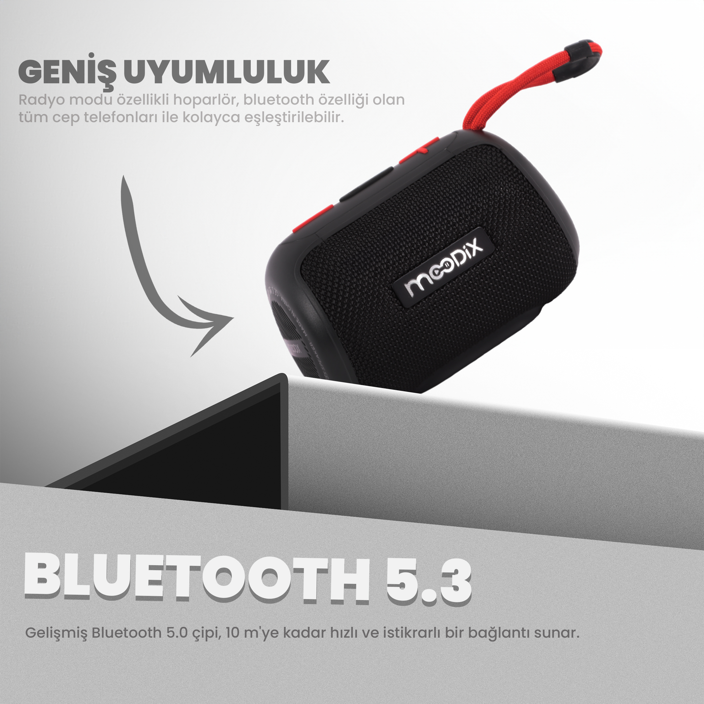 Kırmızı detaylı siyah hoparlör, metin kaplamaları. Bluetooth 5.3 ve gri arka plan.
