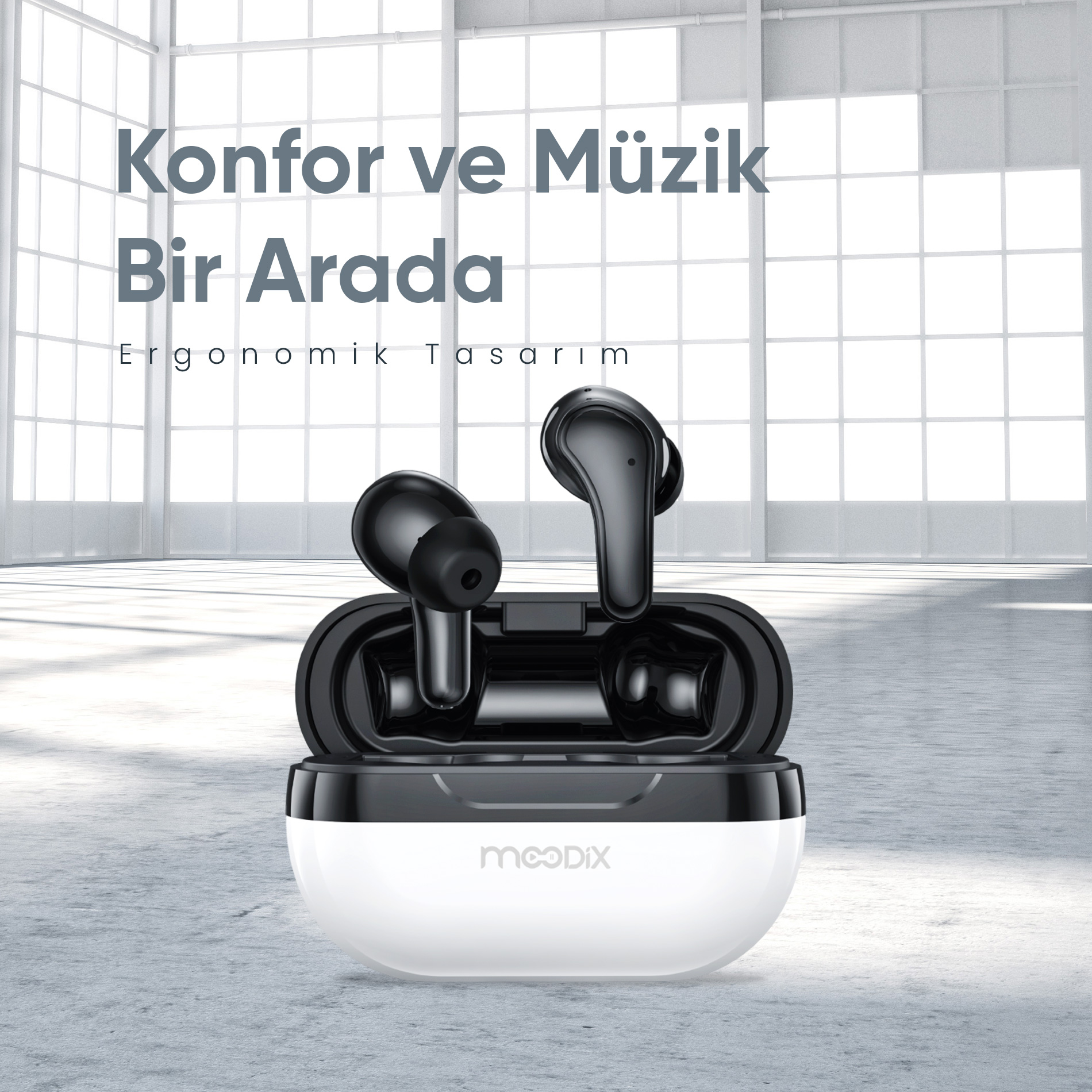 Siyah kablosuz kulaklıklar, siyah-beyaz şarj kutusunda. Metin: Konfor ve Müzik Bir Arada, Ergonomik Tasarım.