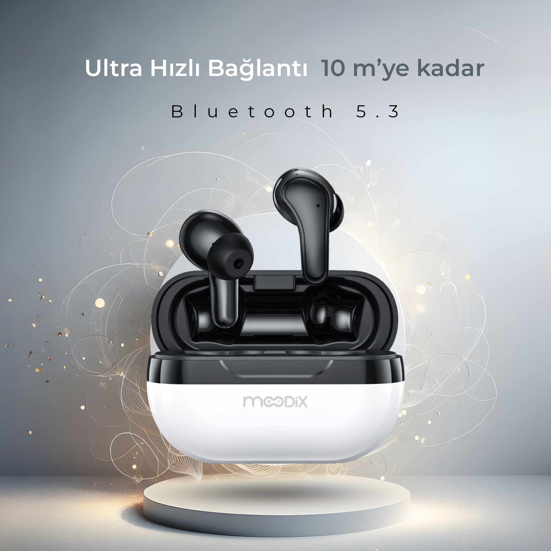 Beyaz ve siyah bir kutuda siyah kablosuz kulaklıklar beyaz bir kürsüde. Metin: Ultra Fast Connection, Bluetooth 5.3.