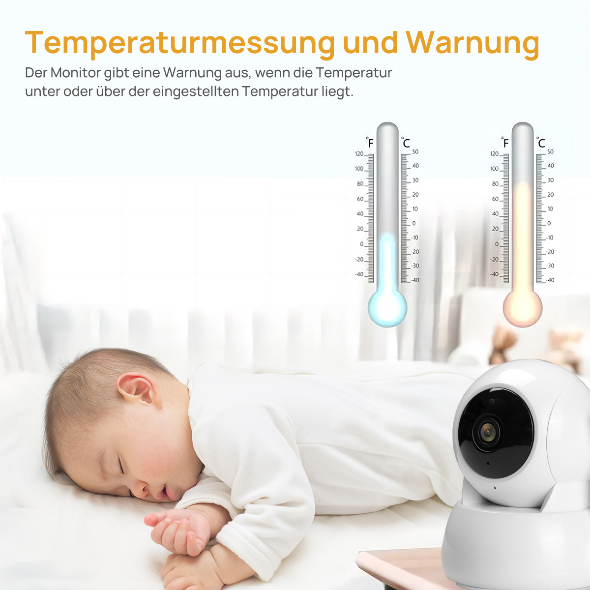 Ein Baby schläft auf einem Bett. Im Hintergrund befinden sich zwei Thermometer. Eine Überwachungskamera befindet sich neben dem Baby.