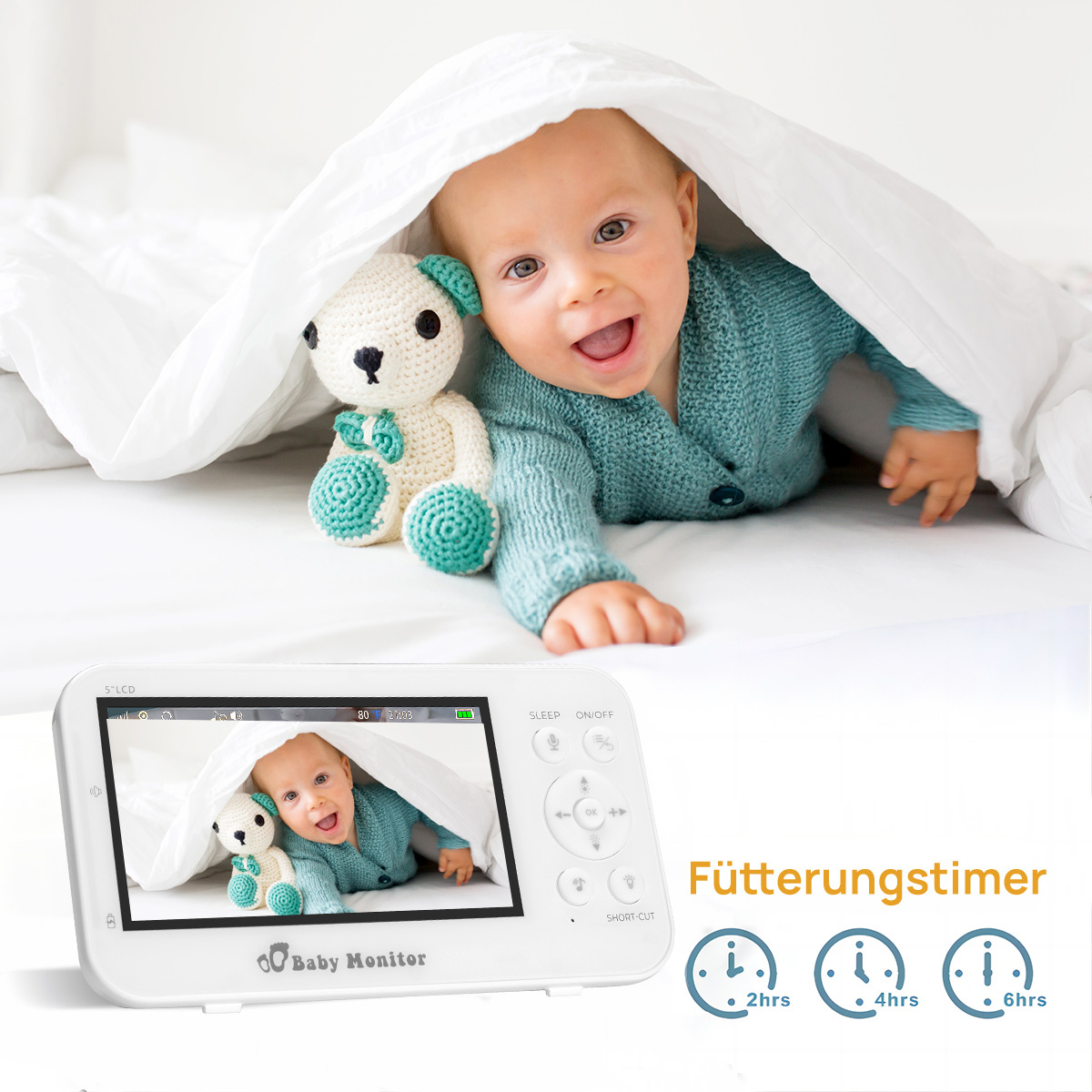Ein Baby in einem türkisfarbenen Pullover lächelt unter einer Decke mit einem Teddybären. Ein Babyphone zeigt die Szene mit Zeiteinstellungen.