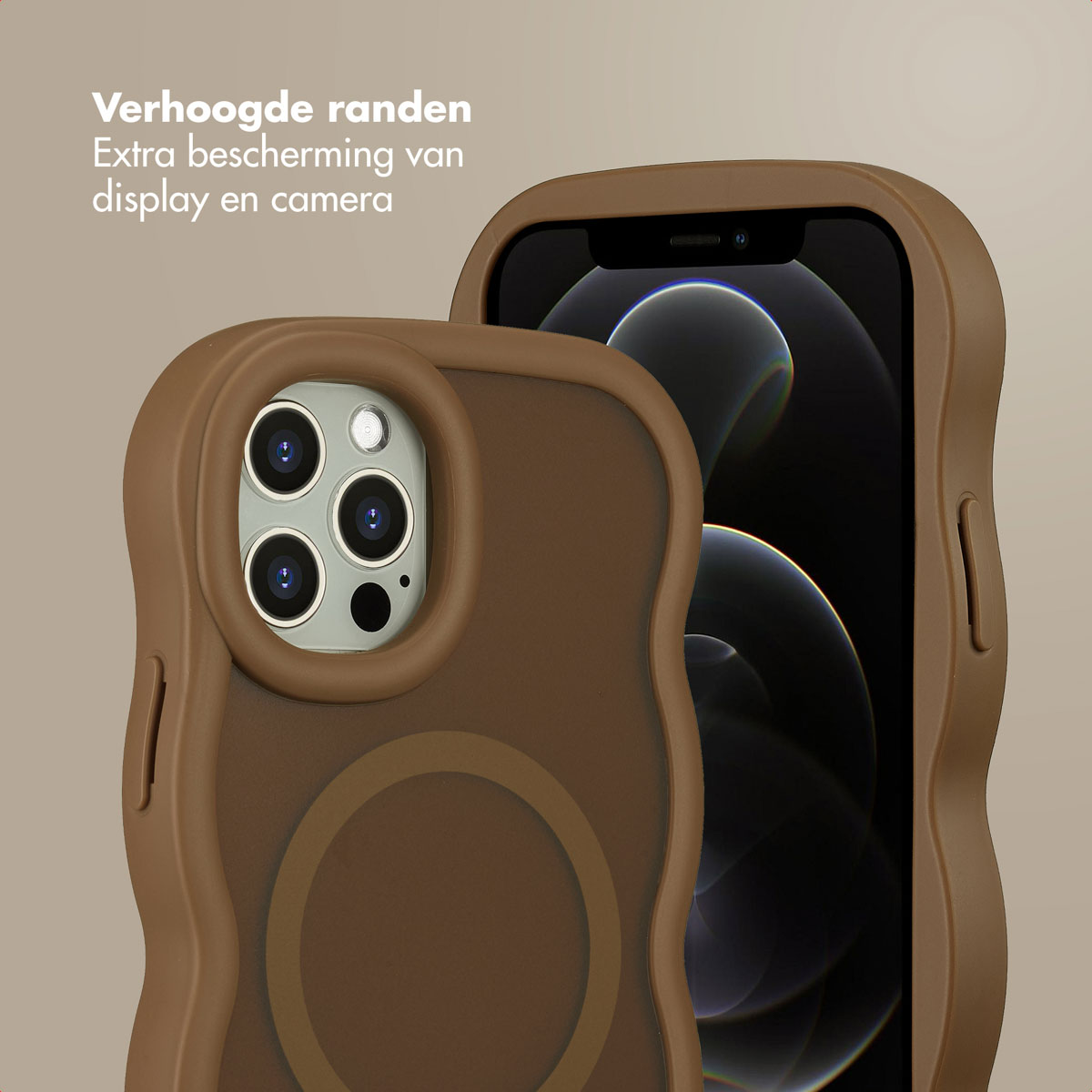 Bruine telefoonhoes met opstaande randen. De hoes zit op een zwarte telefoon. De achtergrond is effen lichtbruin.