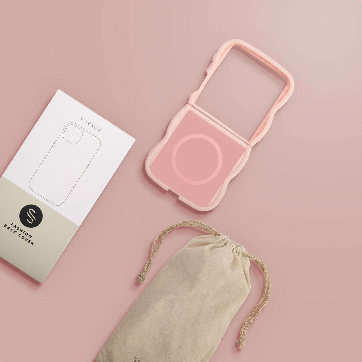 Roze telefoonhoesje en verpakking op een roze achtergrond. Er is ook een beige tas.