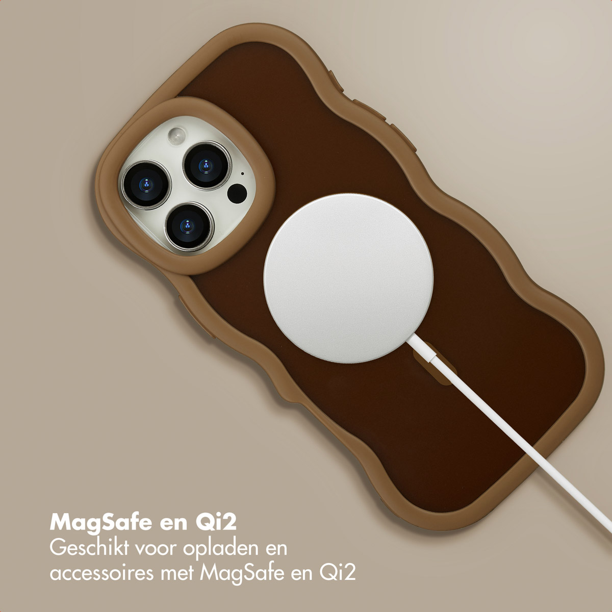 Una custodia marrone per telefono con caricatore MagSafe. Il telefono ha tre fotocamere. Testo in basso: 'MagSafe en Qi2'.