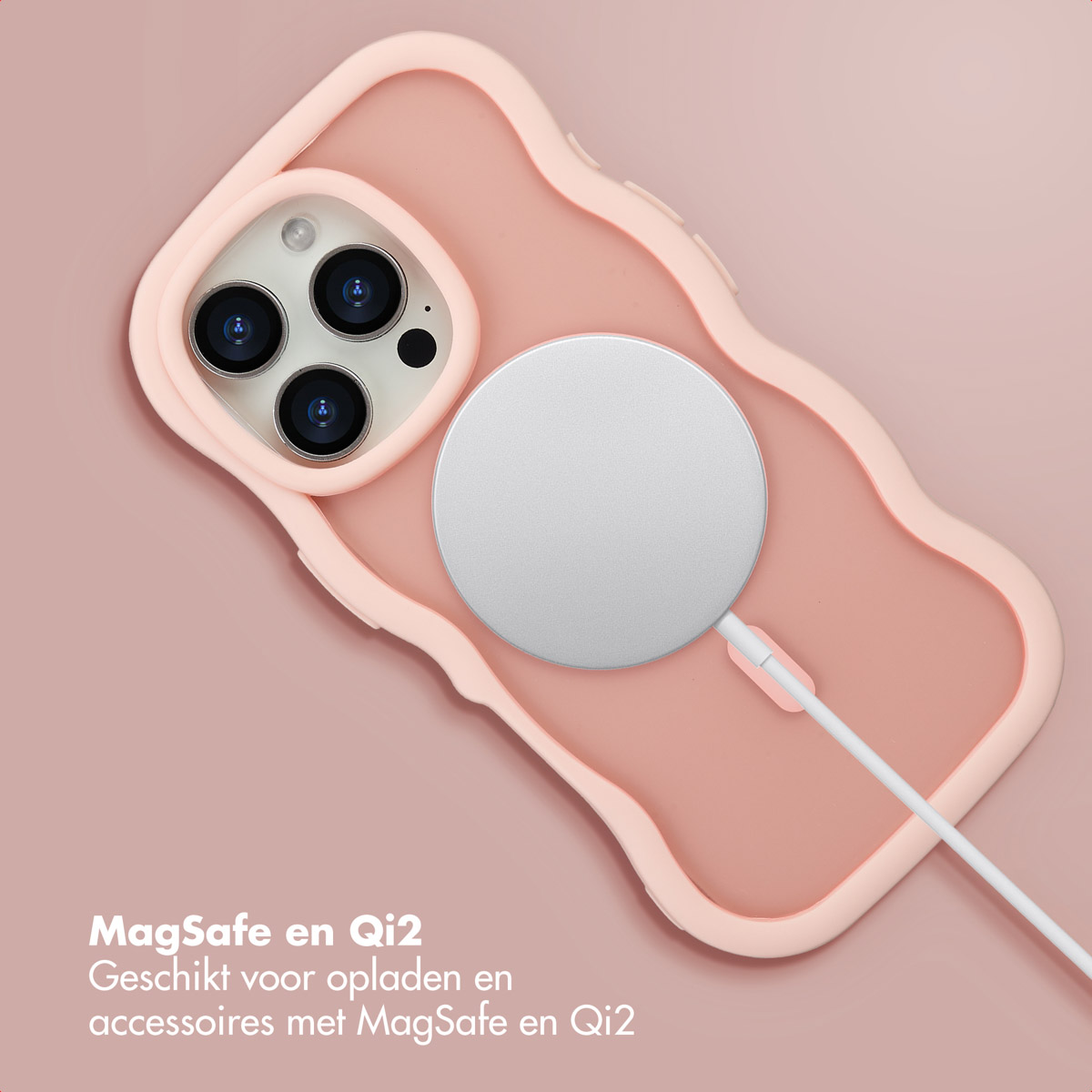 Une coque de téléphone rose avec un chargeur MagSafe argenté. La coque est sur un fond rose. Le texte en bas décrit MagSafe et Qi2.