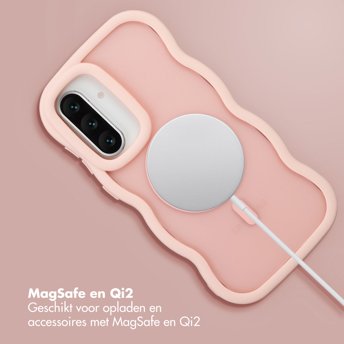 Une coque de téléphone rose avec un chargeur MagSafe attaché. La coque entoure un téléphone avec des objectifs de caméra. Texte : MagSafe et Qi2.
