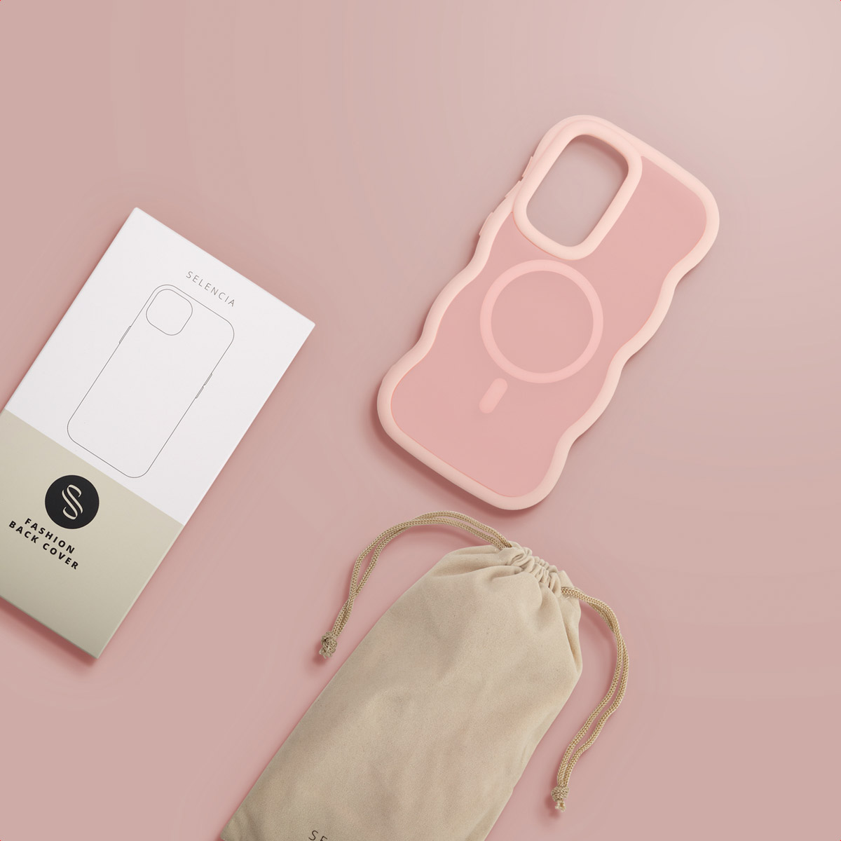 Coque de téléphone rose, emballage et sac à cordon sur fond rose. L'étui a un design ondulé et un cercle magnétique.