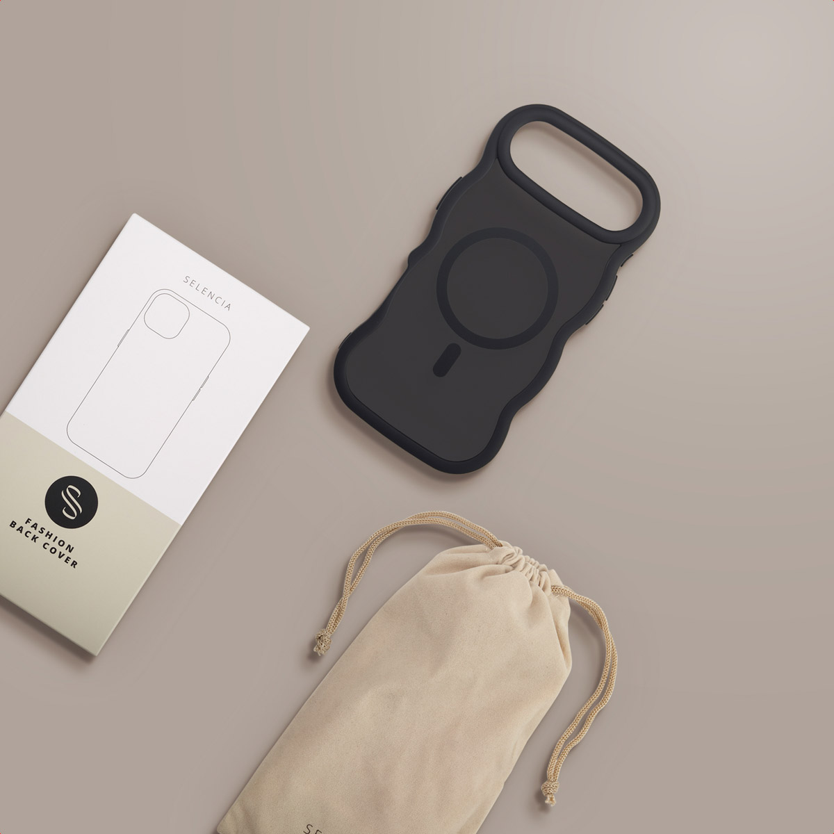 Una custodia nera per telefono con manico, una scatola bianca con un contorno di telefono e una borsa beige con coulisse su una superficie marrone chiaro.