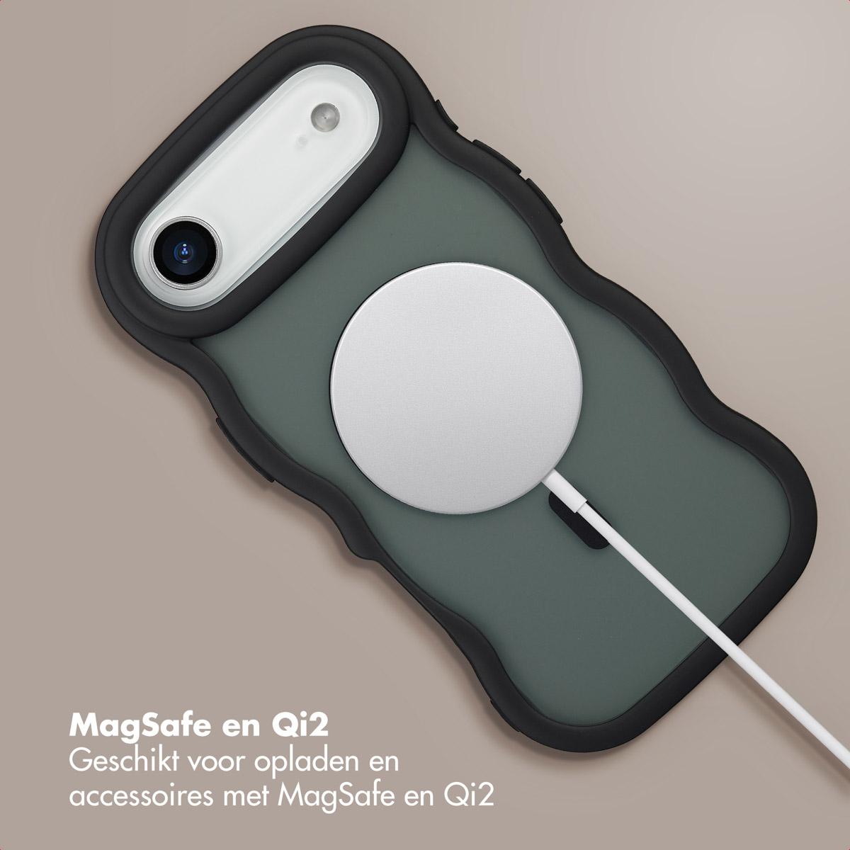 Custodia per telefono con caricatore MagSafe collegato. Custodia verde con finiture nere, caricatore e cavo bianchi, su sfondo marrone chiaro.