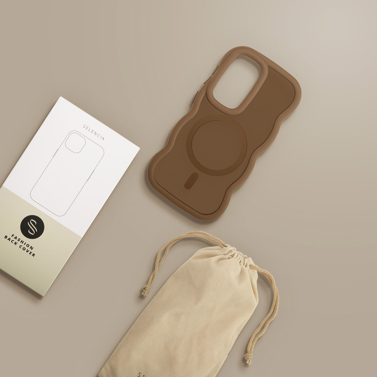 Bruine telefoonhoes, witte doos en beige zakje op een beige oppervlak. Op de doos staat 'Selencia' en 'Fashion Back Cover'.