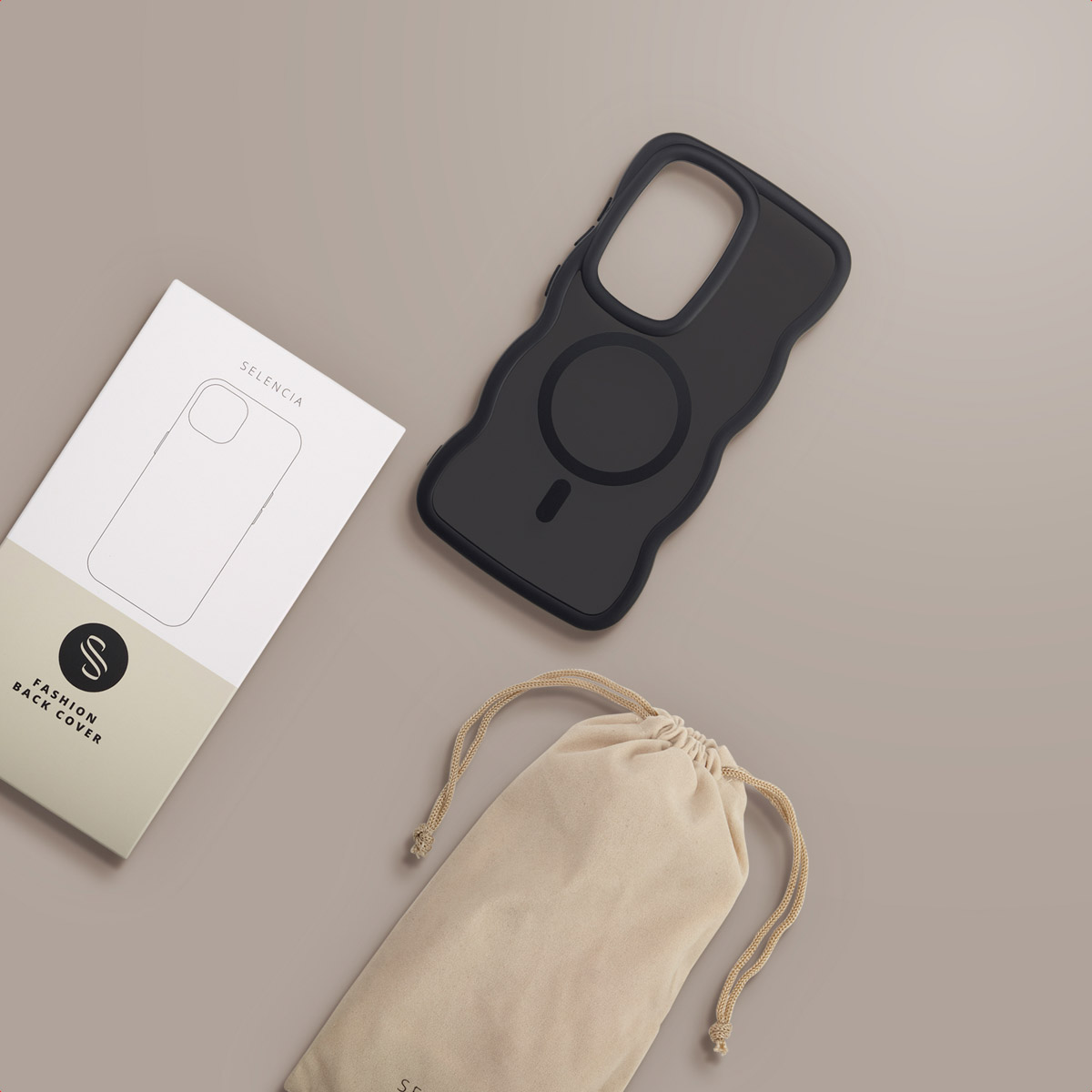 Zwarte telefoonhoes, productdoos en trekkoordtas op een beige oppervlak. De telefoonhoes heeft een cirkelvormige magneet.