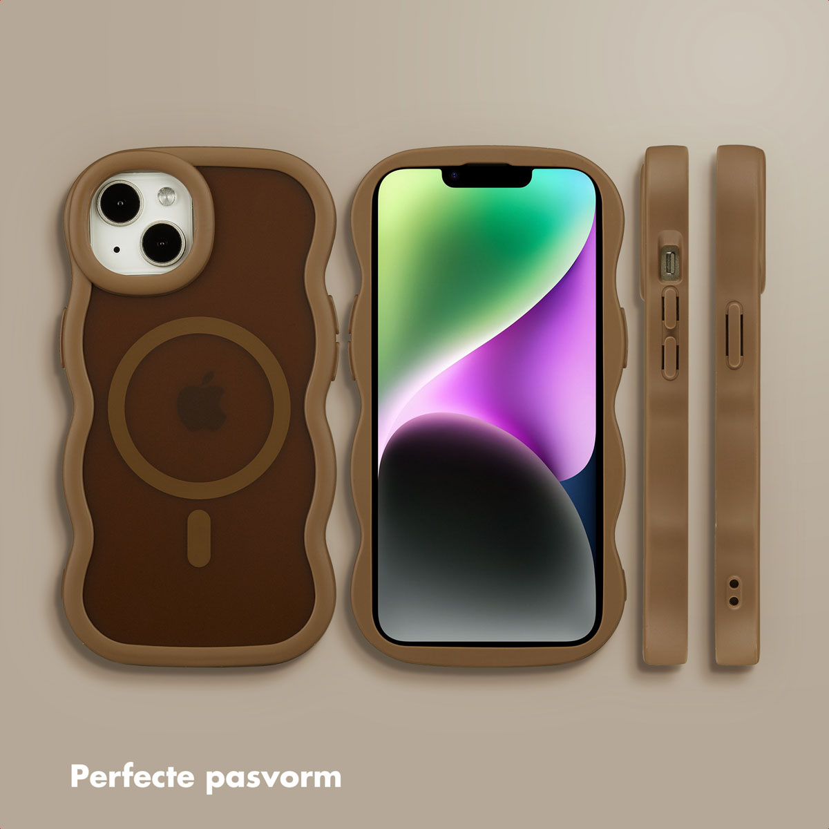 Een bruine telefoonhoes met een iPhone erin en twee zijstukken. De achtergrond is beige met tekst onderaan.