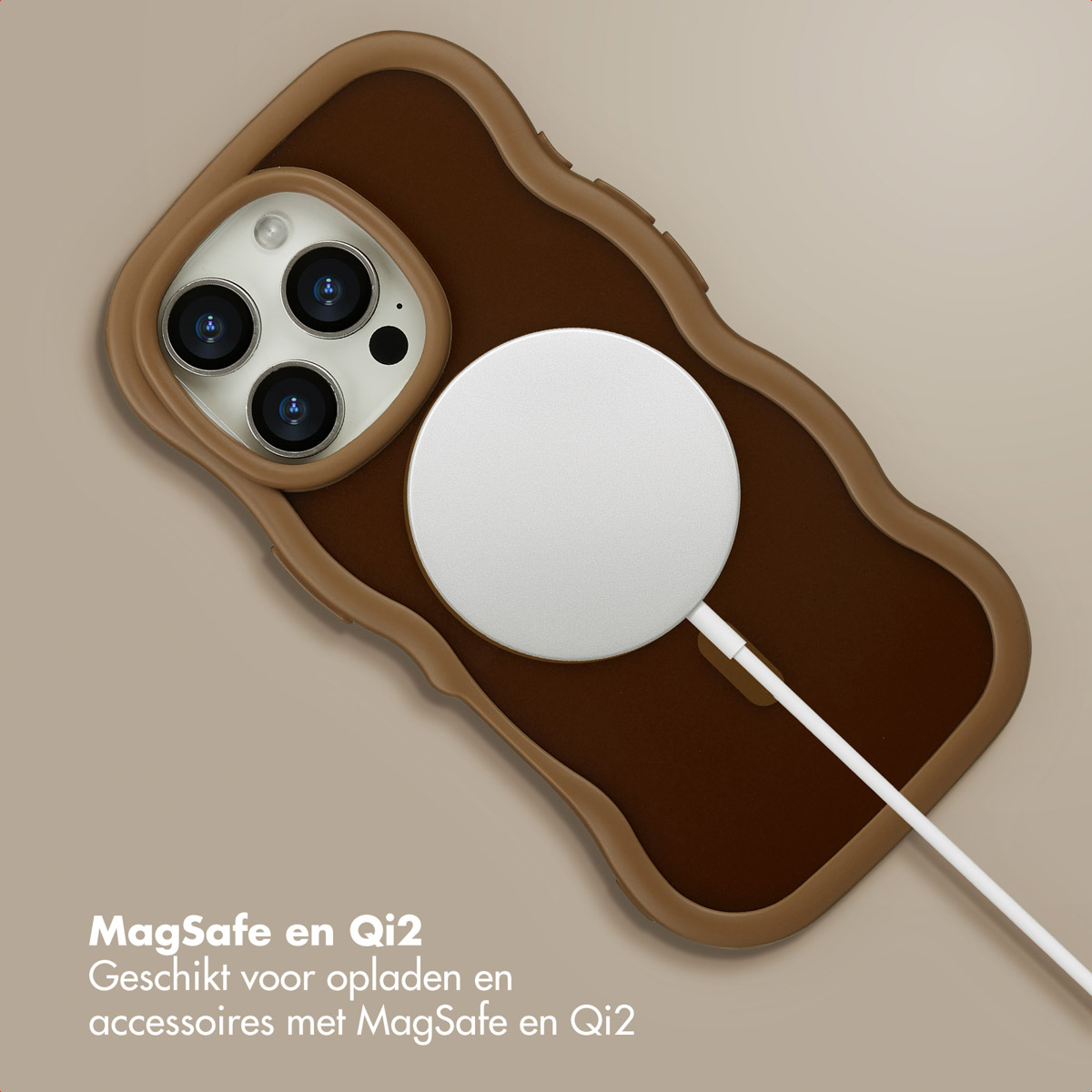 Een bruine telefoonhoes met een witte MagSafe-oplader bevestigd. De hoes heeft een drievoudige cameralens. De achtergrond is lichtbeige.