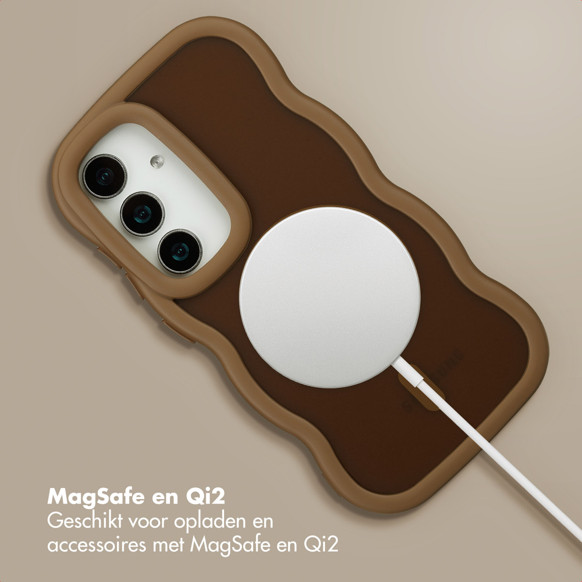 Een telefoon in een bruine hoes met een witte oplader. De hoes heeft een beige rand. De tekst onderaan zegt "MagSafe en Qi2".
