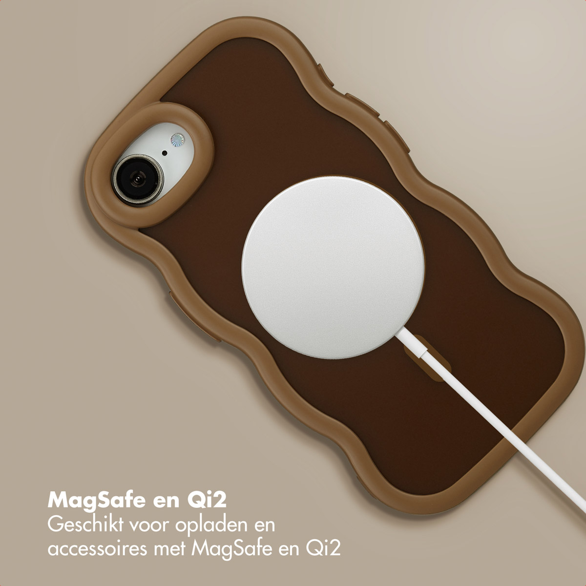 Eine braune Handyhülle mit einem weißen MagSafe-Ladegerät. Die Hülle liegt auf einer beigefarbenen Oberfläche mit Text unten.
