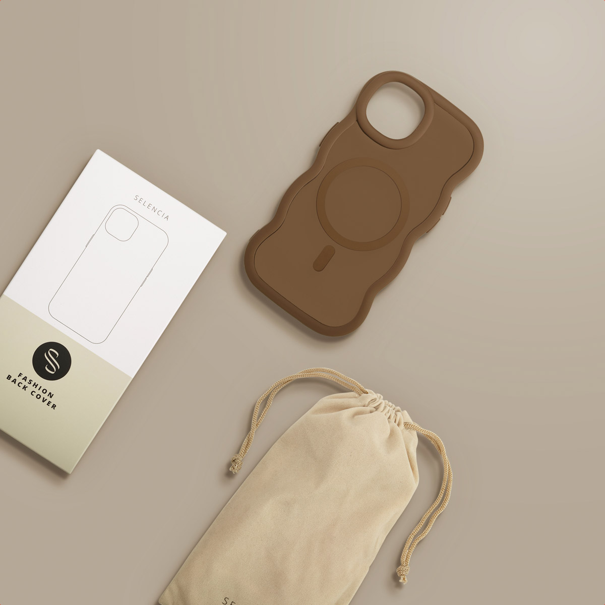 Een bruine telefoonhoes, een witte doos met telefoonafbeelding en een beige zakje op een lichtbruin oppervlak. Bovenaanzicht, studio-opname.
