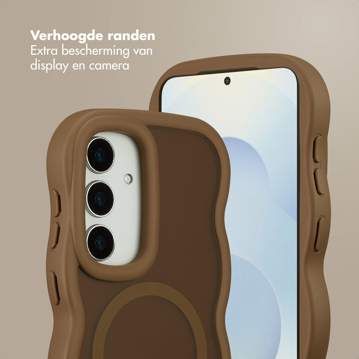 Twee bruine telefoonhoesjes met een telefoon erin. De hoesjes hebben verhoogde randen die het scherm en de camera beschermen.