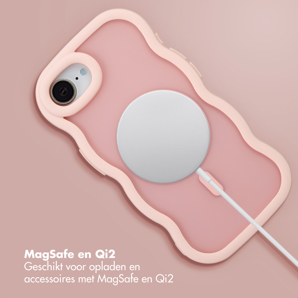 Ein rosa Telefoncase mit einem MagSafe-Ladegerät. Die Kamera des Telefons und das Ladegerät sind sichtbar. Der Hintergrund ist ein rosa Farbverlauf.