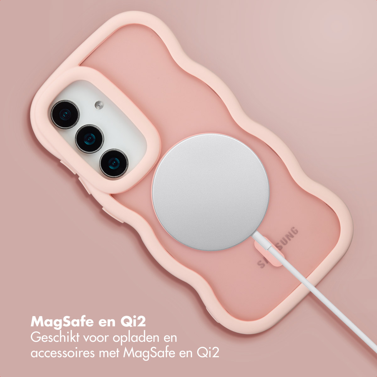 Roze telefoonhoesje met een zilveren MagSafe-oplader eraan. De telefoon heeft drie cameralenzen. De achtergrond is bijpassend roze.