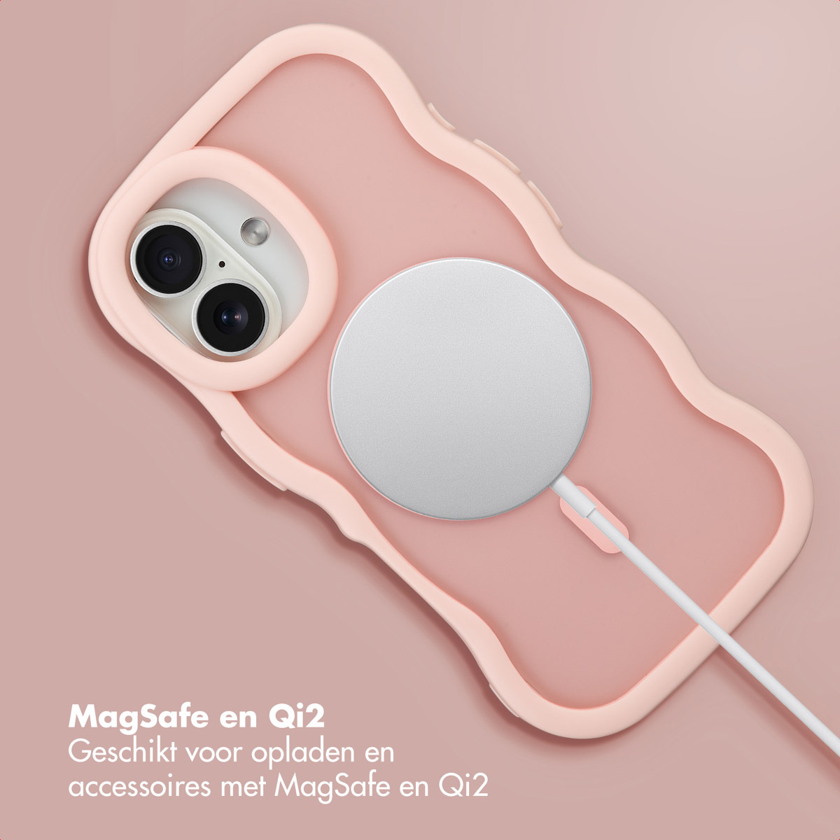 Una custodia rosa per telefono con un caricatore MagSafe argentato. La custodia è su uno sfondo rosa abbinato.