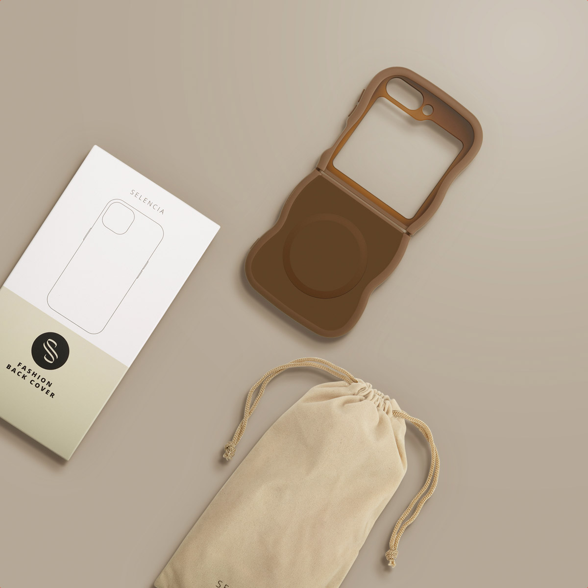 Een telefoonhoesje, verpakking en trekkoordtas op een beige oppervlak. De hoes is bruin, de verpakking wit en de tas beige.