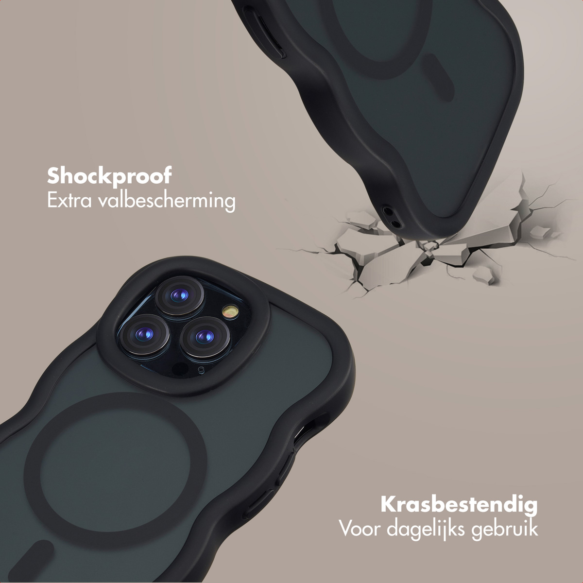 Custodia nera per telefono con lenti della fotocamera e un design ondulato. La custodia sta cadendo e sta rompendo il terreno, con testo che spiega la protezione.
