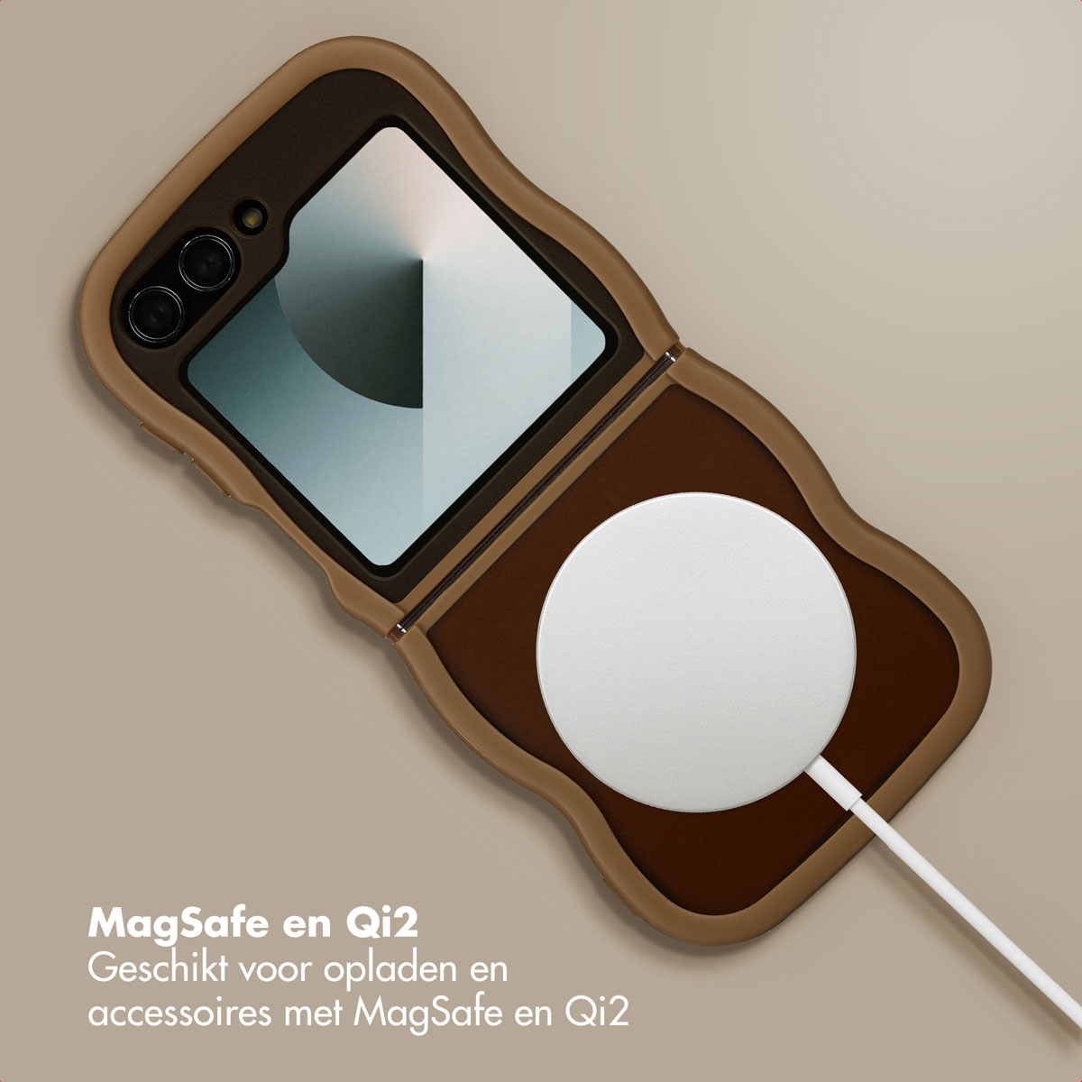 Bruine telefoonhoes met telefoon, witte oplader. Tekst: MagSafe en Qi2. Geschikt voor opladen en accessoires met MagSafe en Qi2.