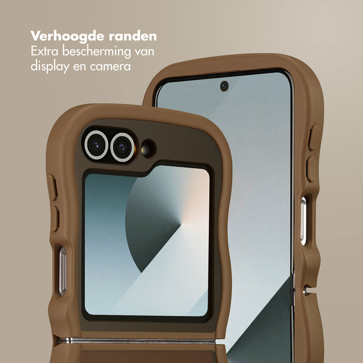 Twee bruine telefoonhoesjes die bescherming tonen. Eén open, scherm tonend; de andere gesloten. Tekst: Verhoogde randen, extra bescherming voor scherm en camera.