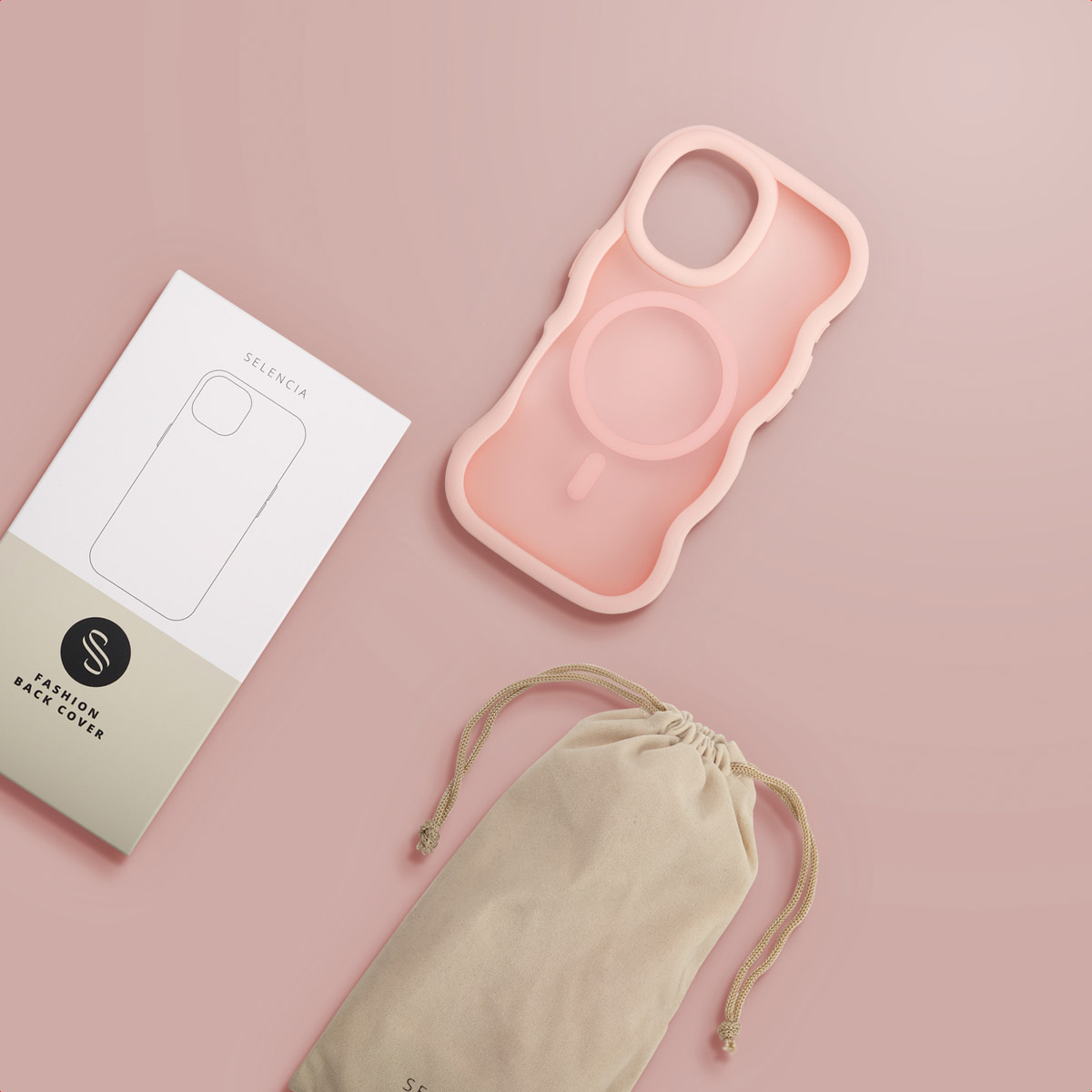 Una custodia per telefono rosa, un sacchetto beige con coulisse e una scatola con il contorno di una custodia per telefono sono su una superficie rosa.
