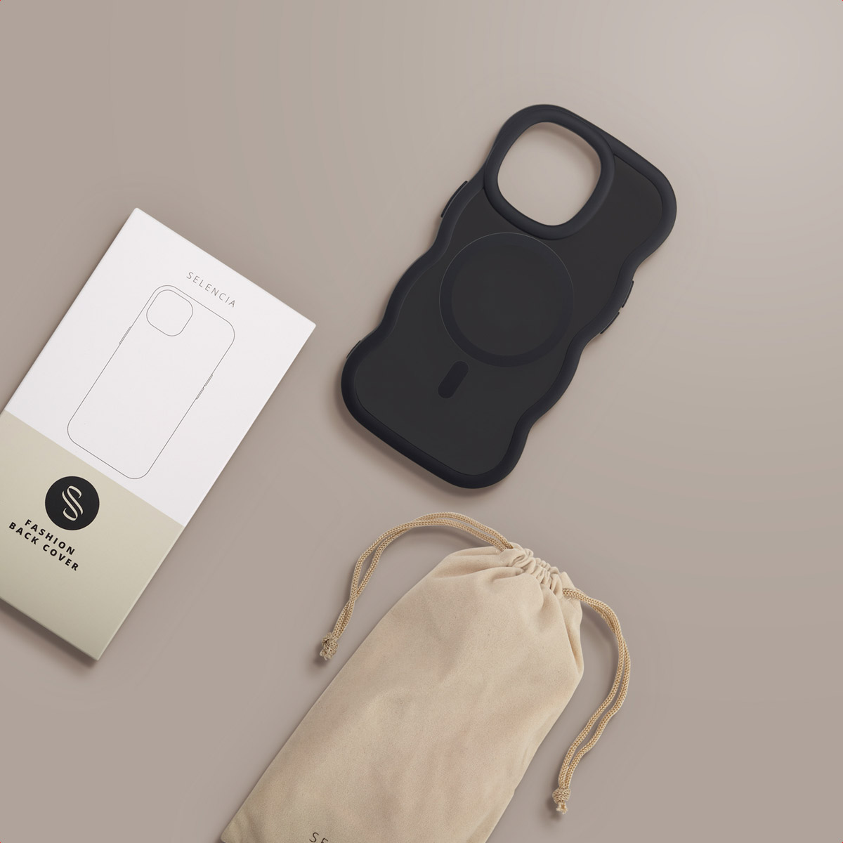 Un étui de téléphone noir, un sac beige à cordon et une boîte blanche avec contour de téléphone, sur une surface marron clair.