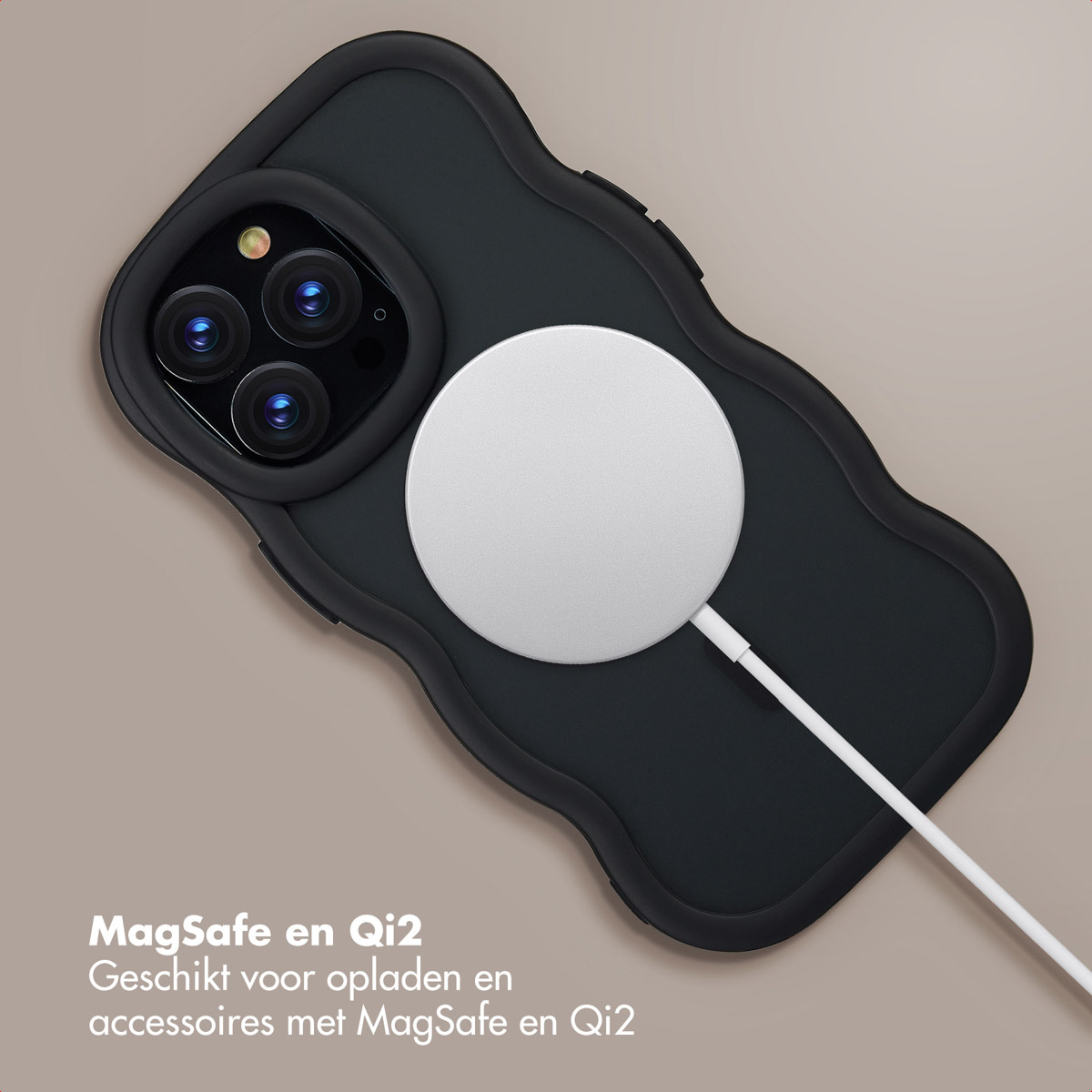 Coque de téléphone noire avec chargeur MagSafe. Le téléphone a trois caméras. Le chargeur est blanc et connecté par un câble blanc.