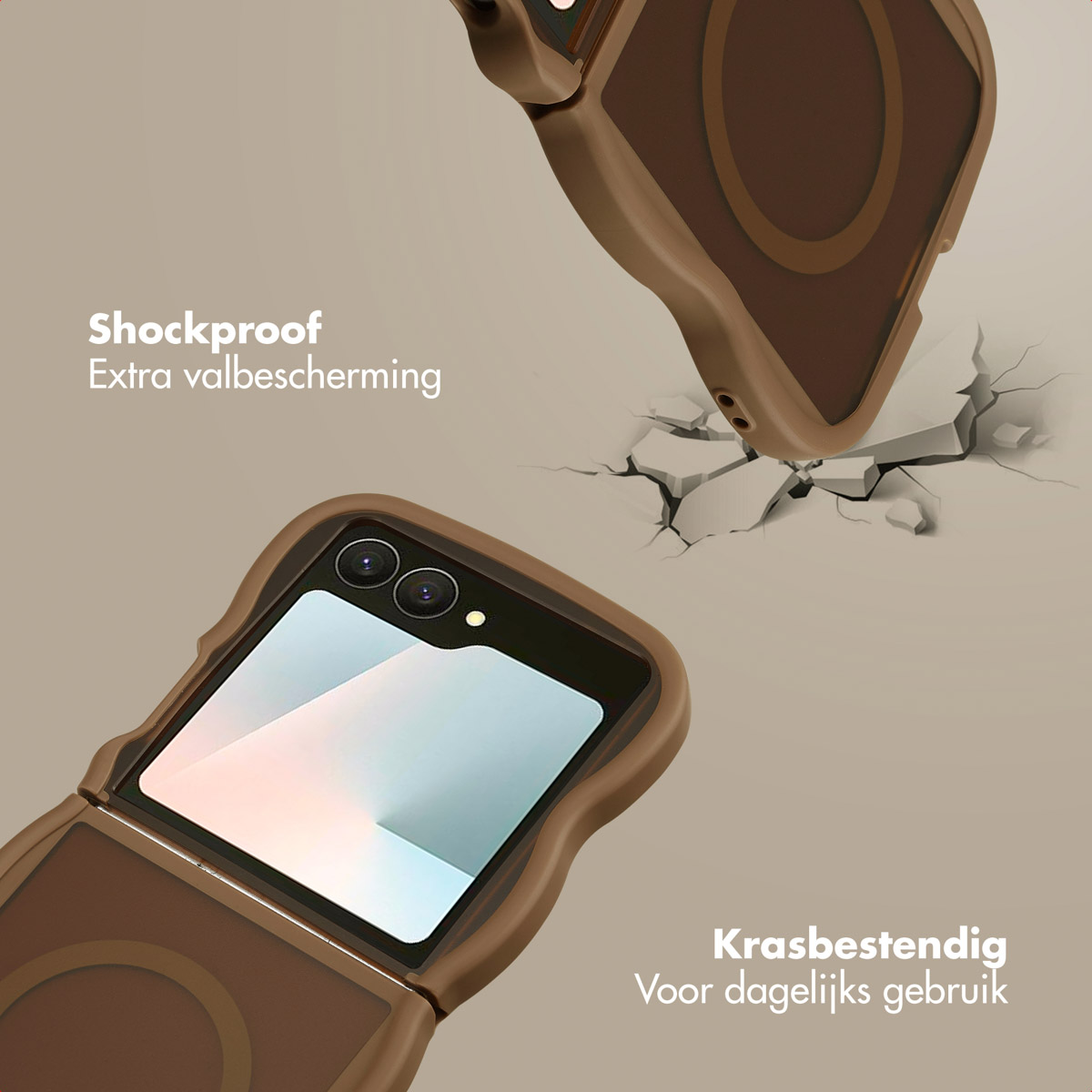 Een bruine telefoonhoes valt, waardoor een barst in het oppervlak ontstaat. De hoes is open en toont het scherm en de camera van de telefoon.