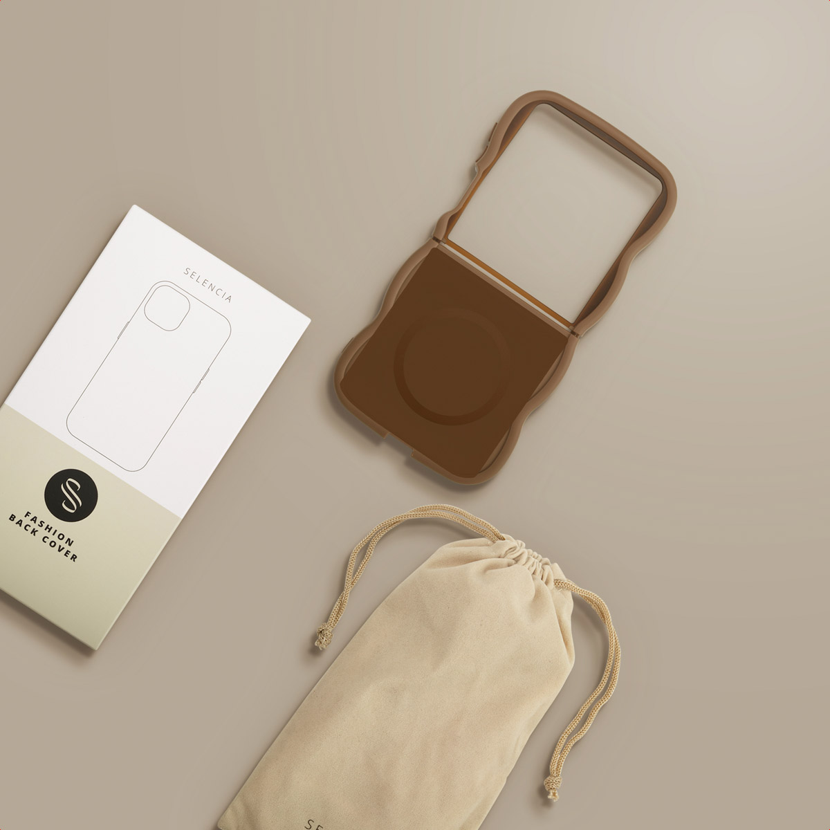 Een telefoonhoesje, verpakking en een zakje met trekkoord zijn geplaatst op een beige oppervlak. De hoes is bruin, de tas is crèmekleurig en het pakket is wit.