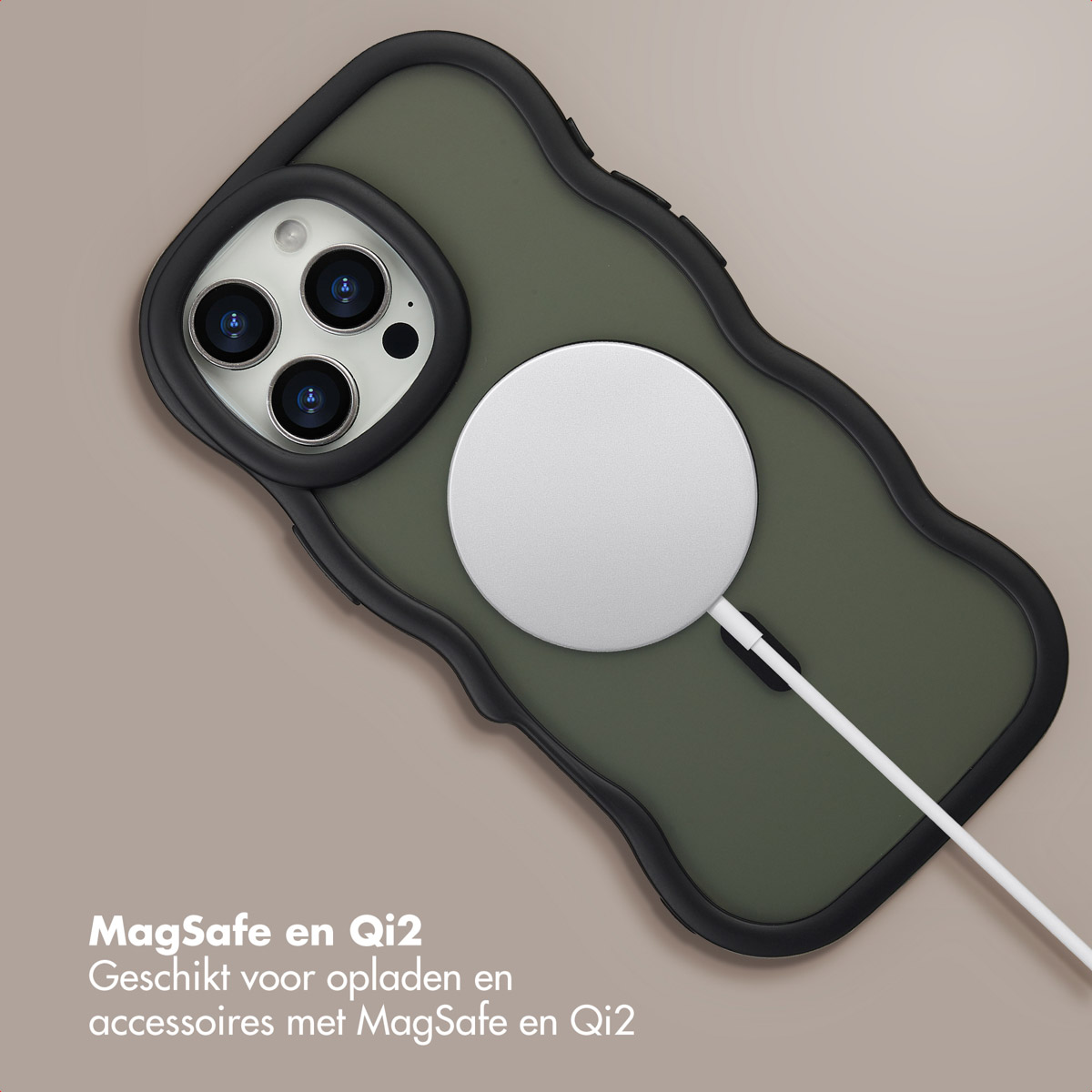 Un telefono verde con custodia nera e caricatore MagSafe bianco su una superficie beige. Testo in basso: MagSafe e Qi2.