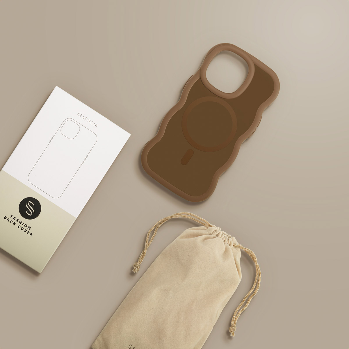 Een bruin telefoonhoesje, een witte doos met een telefooncontour en een beige zakje met trekkoord op een beige oppervlak.