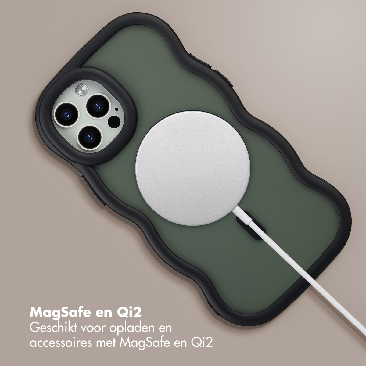 Une coque d'iPhone avec un chargeur MagSafe attaché. La coque est vert olive avec une bordure noire, et le chargeur est blanc.